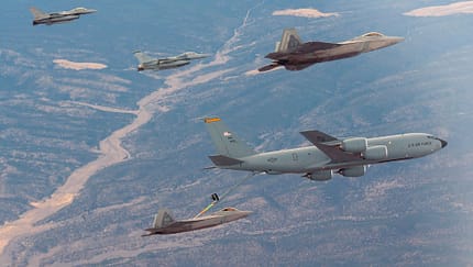 F-22 Raptors und F-16 Fighting Falcons der 422nd Test and Evaluation Squadron tanken an einem KC-135 Stratotanker über der Nevada Test and Training Range beim Large Force Test Event 20.03. LFTE 20.03 war die Beta-Version von "Black Flag".