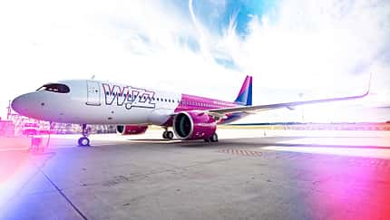 Service-Lkw steckt unter A320neo fest
