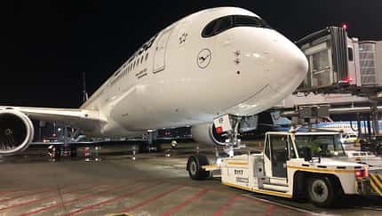 Eine A350 führt den längsten Nonstop-Flug der Lufthansa von Hamburg auf die Falkland-Inseln durch.