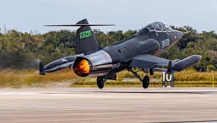 Schwarzer Starfighter ist zurück am Himmel