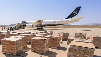 Eine DC-8 macht 18.000 Kinder satt