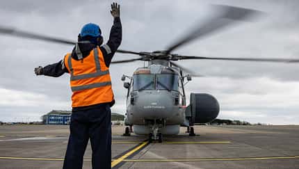 Die erste "Crowsnest"-Version des Merlin-Hubschraubers wurde im März 2021 an die Royal Navy übergeben.