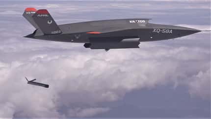Die Kratos XQ-58A Valkyrie hat im März 2021 erstmals eine kleine Drohne aus ihrem internen Waffenschacht abgesetzt.