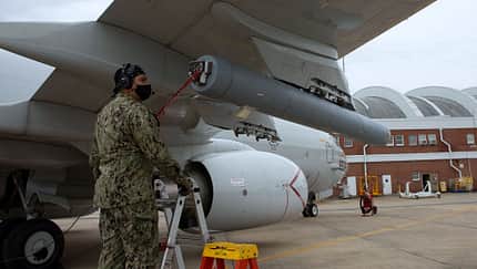 Für den Schutz der Boeing P-8A Poseidon wird das Täuschkörpersystem AN/ALE-55 in der Zelle des Flugkörpers Harpoon installiert.