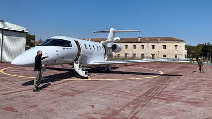 PC-24 landet auf dem Grasflugplatz vor Venedig