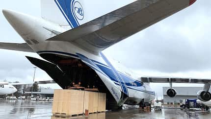 An-124 fliegt deutsche Impfstoff-Abfüllanlage in die USA