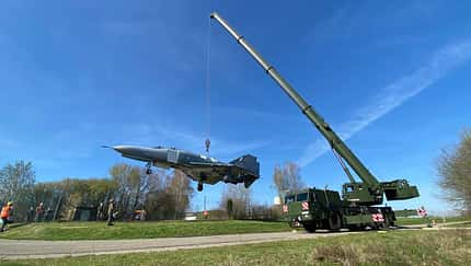 F-4F Phantom in Neuburg wird zur Wilhelm Frankl Kaserne transportiert.