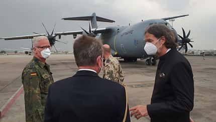 A400M der Luftwaffe transportieren eine Sauerstofferzeugungsanlage nach Neu-Delhi