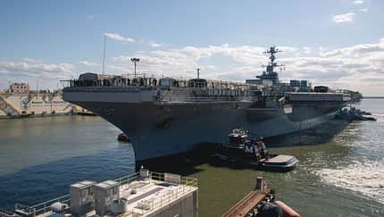 Die USS "Stennis" wurde Anfang Mai 2021 für ihre vierjährige große Überholung zu Newport News Shipbuilding gebracht.