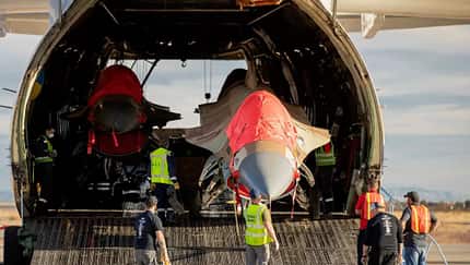 An-124 bringt F-16-Nachschub für die Top Aces