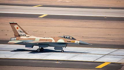 Hier rollt die erste kommerziell genutzte F-16 zum Start
