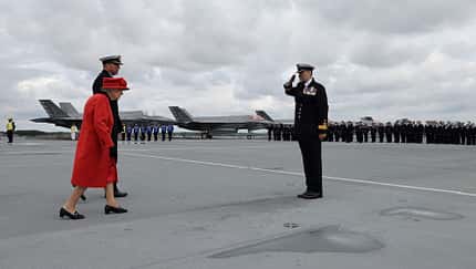 Die englische Königin besuchte am 22. Mai 2021 den Flugzeugträger "Queen Elizabeth", bevor dieser zu seiner ersten Einsatzfahrt aufbrach, die bis nach Japan führt.