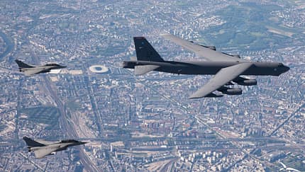 B-52H überfliegen Paris - und alle 30 NATO-Länder