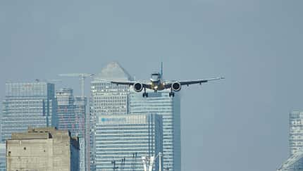 Die Embraer E190-E2 ist nun für Steilanflüge wie in London City zugelassen. 