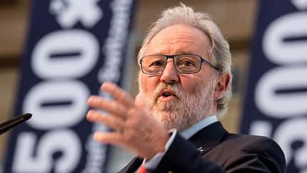 Nach über 15 Jahren hat Oscar J. Schwenk seine Arbeit als Verwaltungsratspräsident von Pilatus seinem Nachfolger Hansueli Loosli übergeben.
