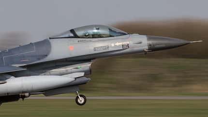F-16 macht sich selbständig - Pilot rettet sich