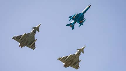Eurofighter der Luftwaffe und der Royal Air Force trainieren mit der MiG-21 LanceR den Luftpolizeidienst in Rumänien. 