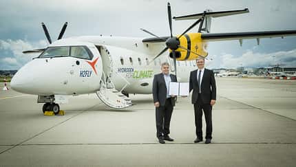 Martin Nüsseler, Chief Technology Officer Deutsche Aircraft (links) und Prof. Dr. Josef Kallo, Mitbegründer und CEO von H2FLY, unterzeichneten die Absichtserklärung zur Entwicklung eines brennstoffzellengetriebenen Regionalflugzeugs.