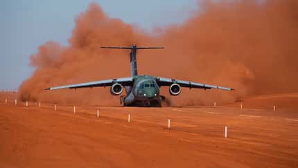 Embraer schickt die C390 auf die Dreckpiste