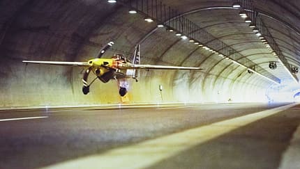 Verrückter Flug durch zwei Tunnel