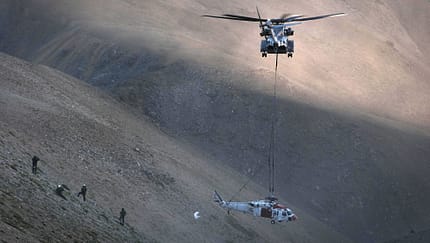 Die CH-53K King Stallion hat während ihrer Truppenerprobung einen notgelandeten Navy MH-60S Knighthawk-Hubschrauber vom Mount Hogue in den White Mountains in Kalifornien geborgen.