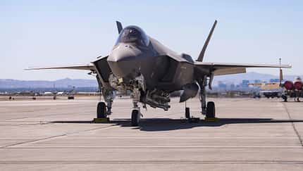 Eine F-35A der USAF mit dem Atombomben-Testkörper B61-12JTA auf der Nellis AFB. 