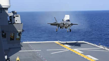 Zwei F-35B des US Marine Corps operierten am 3. Oktober auf der JS Izumo, um die Eignung des japanischen Hubschrauberträgers für den Senktrechtlander zu testen.