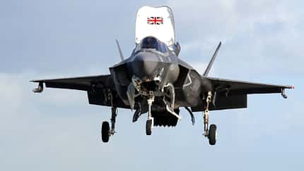 Britische Lockheed Martin F-35B im Schwebeflug.