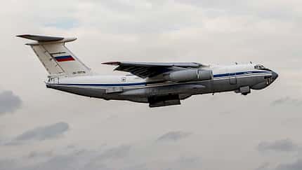 Iljuschin Il-76 werfen Bomben auf Bodenziele