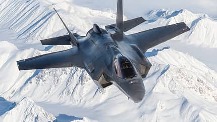 Lockheed Martin F-35A mit Bremsfallschirm.