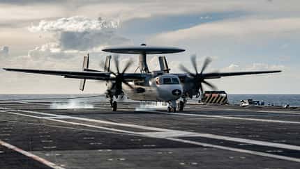 Northrop Grumman E-2C der Marine Nationale auf der Charles de Gaulle.