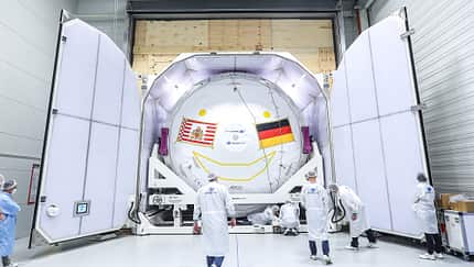 Ariane 6, Combined Test Model ArianeGroup Bremen - Ariane 6 CTM-U loading into the Ariane 6 transport container - 21.12.2021