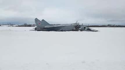 MiG-31K liegt zerbrochen im Schnee