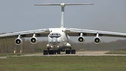 Iljuschin Il-76 rettet 300 Hunde und Katzen