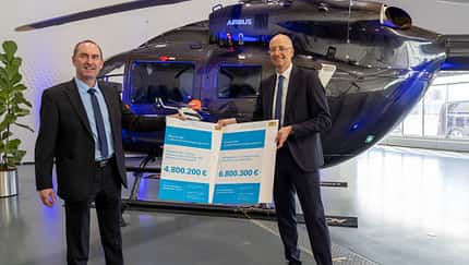 Bayerns Wirtschaftsminister Hubert Aiwanger übergab Förderbescheide an Airbus-Helicopters-Deutschland Chef Dr. Wolfgang Schoder. 