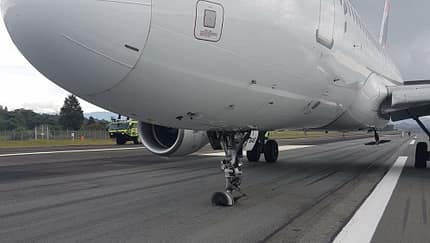 A320 schleift sich querstehendes Bugrad ab