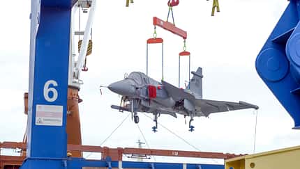 Die ersten beiden Saab F-39E Gripen aus der Serie trafen Anfang April 2022 per Schiff in Porto Allegre ein.