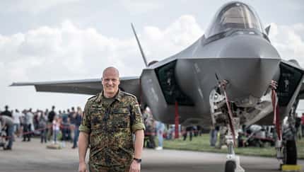 Eine F-35A der USAF mit dem Luftwaffen-Inspekteur in Büchel.