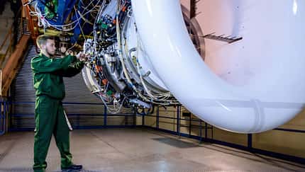 PD-8-Triebwerk der ODK (Russische Triebwerksbauholding) auf dem Prüfstand.