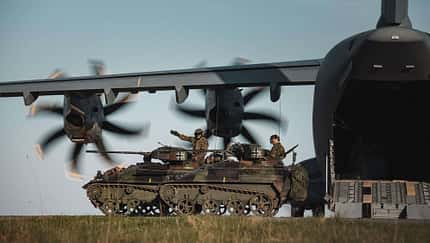 Airbus A400M der Luftwaffe liefert bei Luftlandeübung Wiesel nach Litauen.
