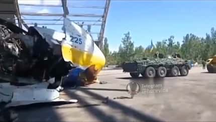 Schlepper ziehen das Wrack der An-225 aus dem Hangar