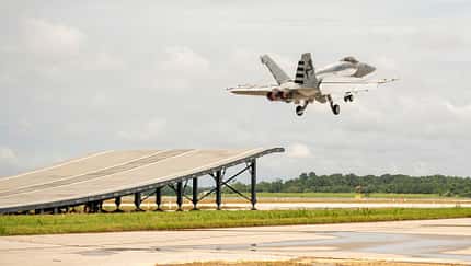 Wenn Super Hornets über Schanzen springen