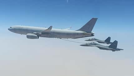 Suchoi Su-30 schlürfen Sprit aus einer A330 MRTT