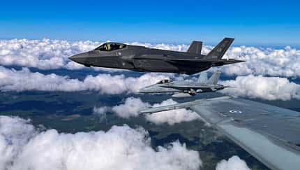 Finnlands Hornets auf Tuchfühlung mit F-35A und B
