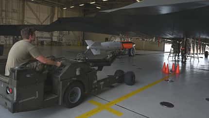 B61-12-Atombomben-Testkörper wird in eine Northrop Grumman B-2A geladen.
