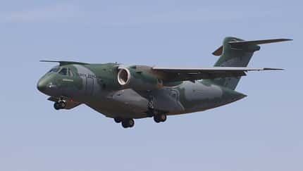 Embraer C-390 der FAB landet in Farnborough.