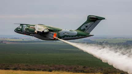 Embraer KC-390 mit MAFFS-II-Feuerlöschbehälter im Frachtraum.