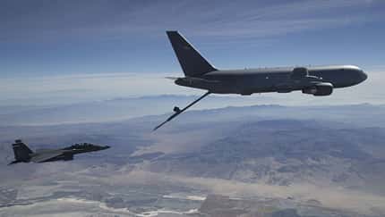 Boeing KC-46A Pegasus der USAF betankt eine F-15E Strike Eagle.