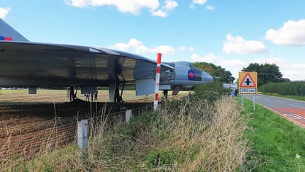 Wildgewordener Vulcan-Bomber bleibt im Acker stecken