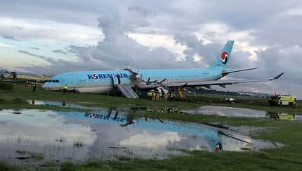 Korean Air-A330 reißt sich bei Landeunfall den Bug auf
